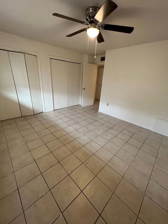 Building Photo - Town Home For Rent