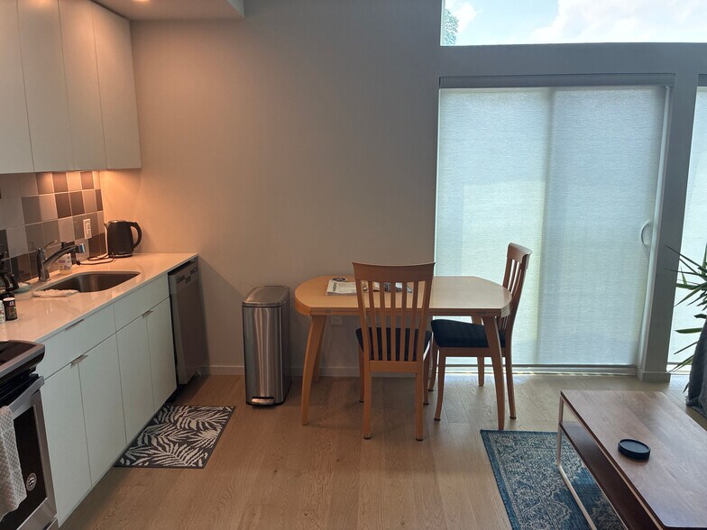 Building Photo - Room in Condo on S Duke St