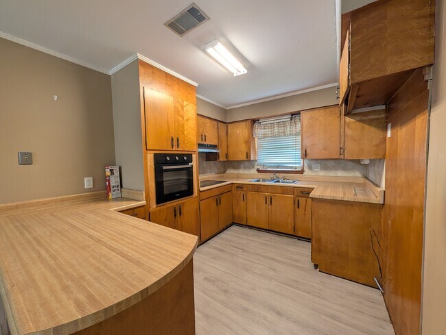 Building Photo - 701 Waters Dr