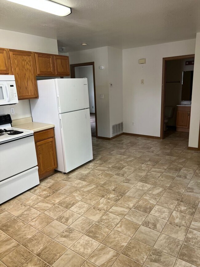 Building Photo - 2626 E Oakbrook Dr