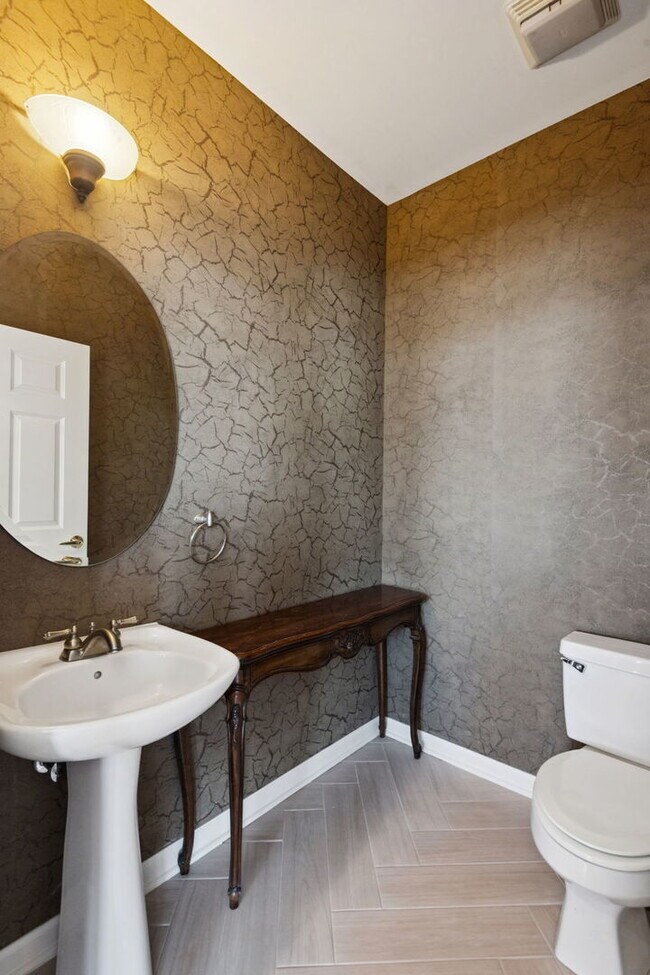 Building Photo - 7748 N Sheridan Rd