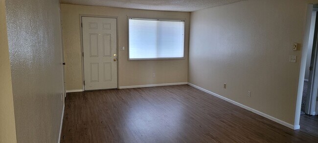 Building Photo - CUTE SINGLE LEVEL DUPLEX - CASCADE PARK