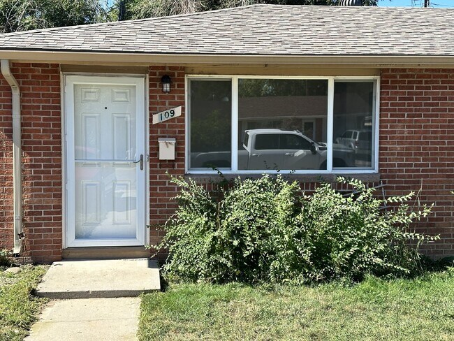 Building Photo - 2-Bed Duplex With Newly Installed Laminate...