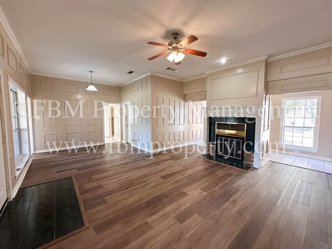 Building Photo - 803 Lakeway Dr