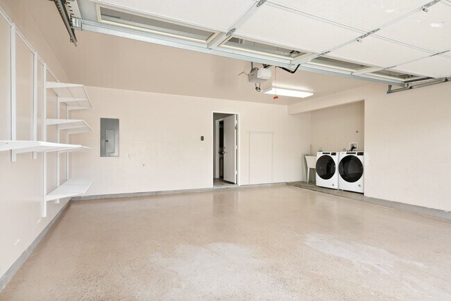 Building Photo - Welcome to this bright and inviting 3 bedroom