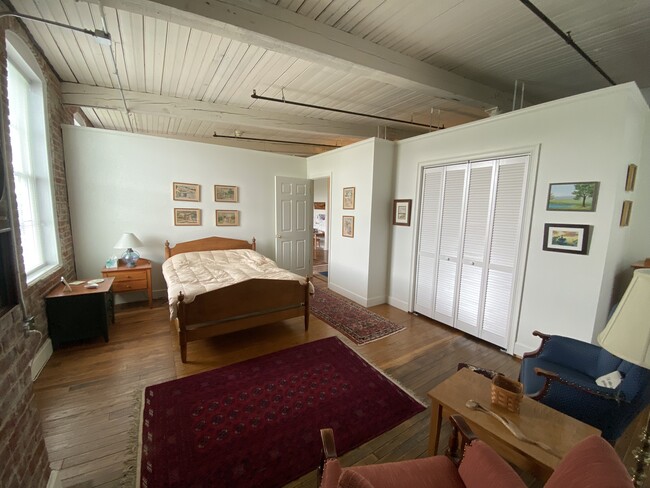 bedroom 1 with 3 windows and sitting area - 901 Jefferson St