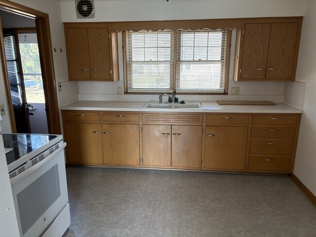 Building Photo - 326-328 E McPherson