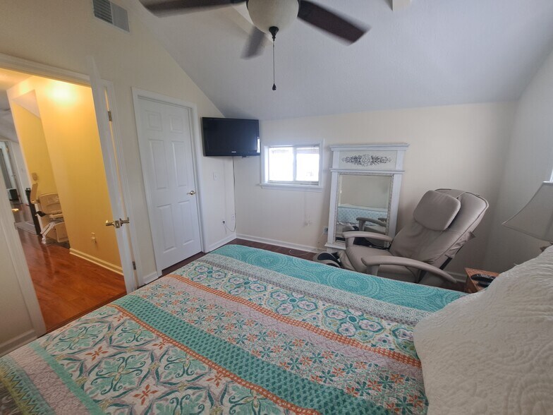 Main bedroom (Queen) with massage chair and walk in closet - 22 Wilder Ter