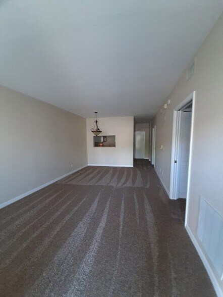 Building Photo - Coming early August 2/2  Ground floor  with newer carpeting