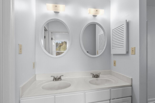 Building Photo - 736 Comet Dr