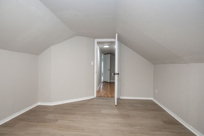 Building Photo - Spacious 3 bedroom/2 bath Cleveland Hts single family house!