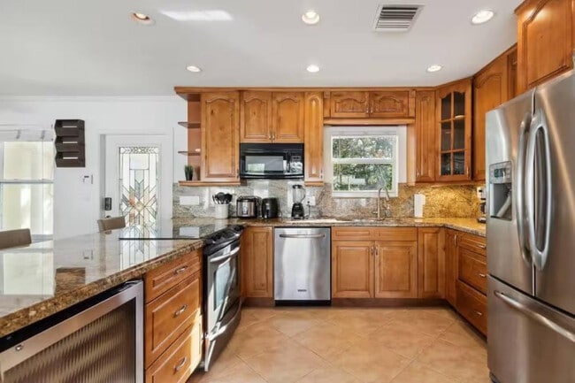 Building Photo - 1925 NE 29th Ct