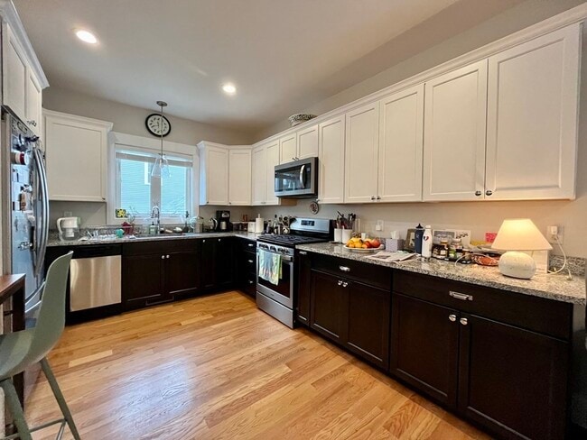 Building Photo - 9 Sherman St