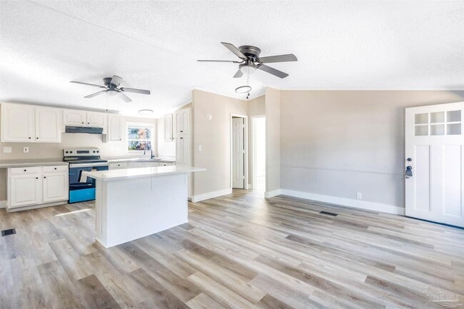 Building Photo - 211 Evergreen Dr