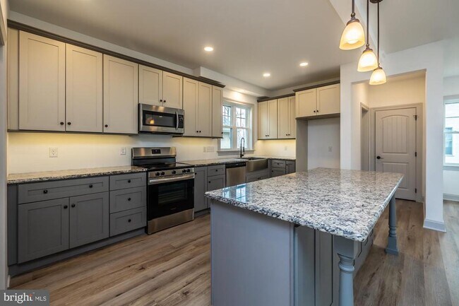 Building Photo - 411 James St