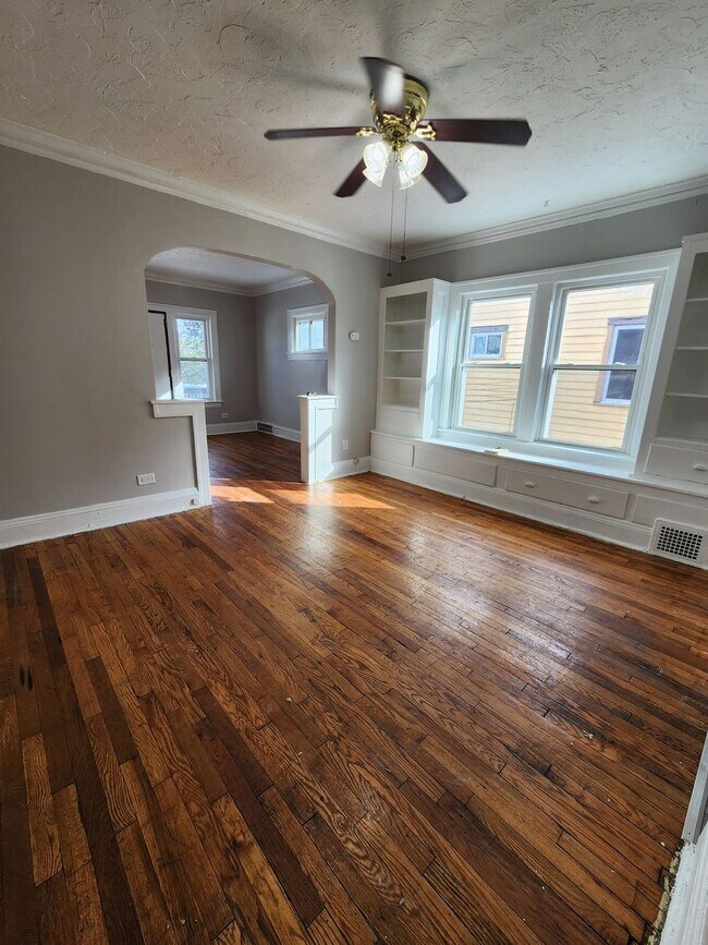 Building Photo - 120th,E.3610