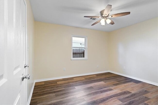 Building Photo - 1406 Hooks Dr