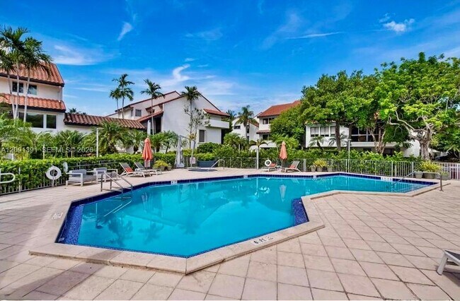 Building Photo - 2000 S Bayshore Dr