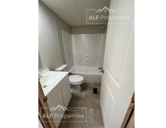 Building Photo - Newly Renovated and Available