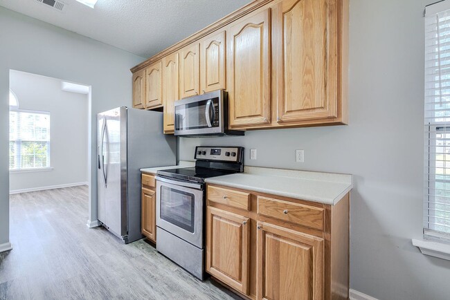 Building Photo - Spacious 3 Bed, 2 Bath Home with Large Bon...