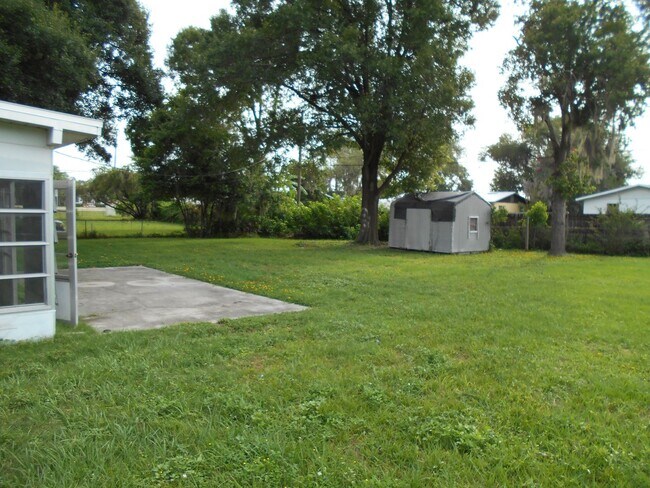 Building Photo - Three bedroom two bath - North Lakeland