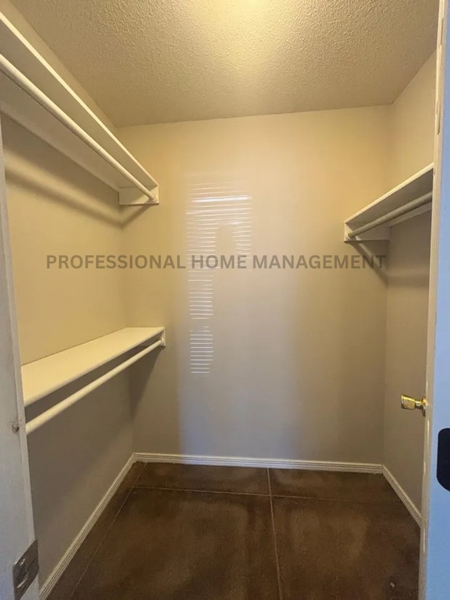 Building Photo - Spacious 5 Bedroom 3 Bath Home Near Hutchi...