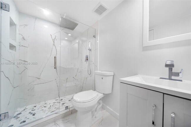 Building Photo - 7601 E Treasure Dr