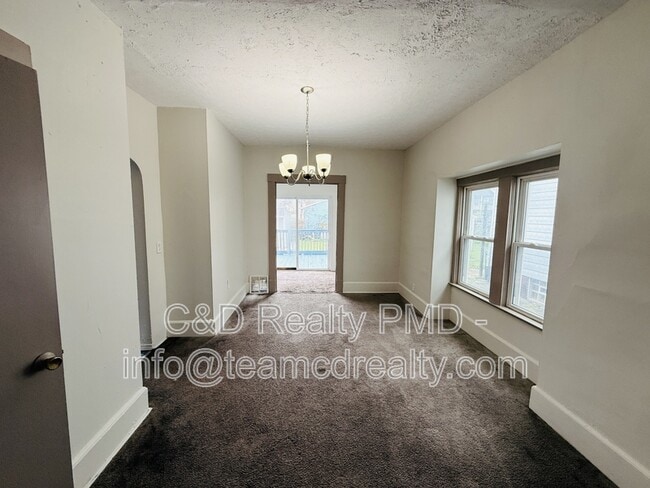 Building Photo - 2115 W 105th St