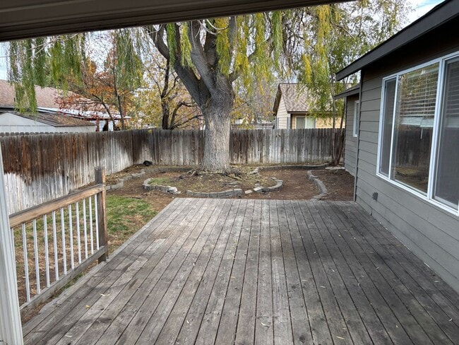 Building Photo - Desirable one Level Home in SW Redmond!