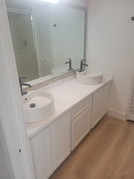 Building Photo - 570 N Tropic Ln