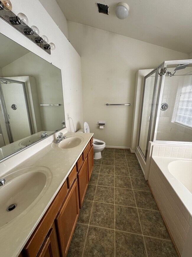 Building Photo - BEAUTIFUL OPEN FLOOR PLAN