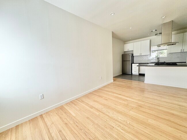Building Photo - 515-518 3/4 N Mariposa Ave