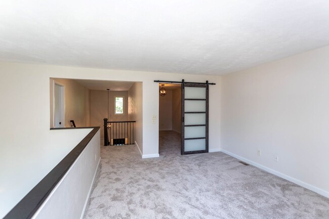 Building Photo - Beautiful Townhome in Central Colorado Springs!