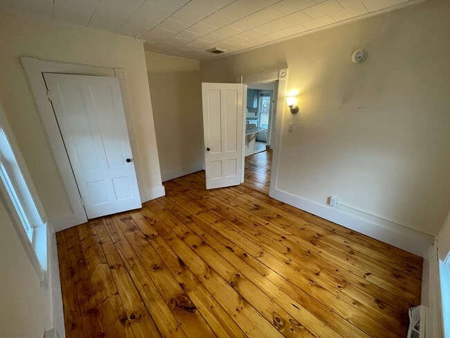 Building Photo - Spacious 3 Bedroom Unit