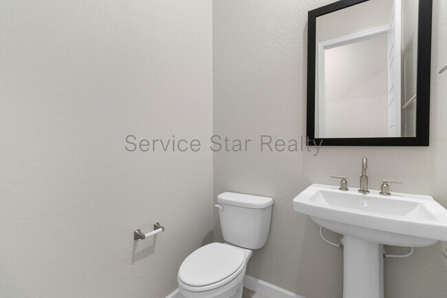 Building Photo - 5062 E Hartford Ave