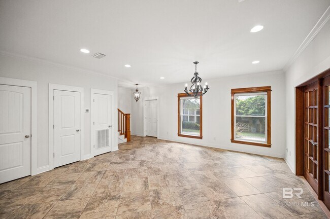 Building Photo - 491 Pine Ave