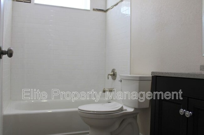 Building Photo - 318 W Coral Dr