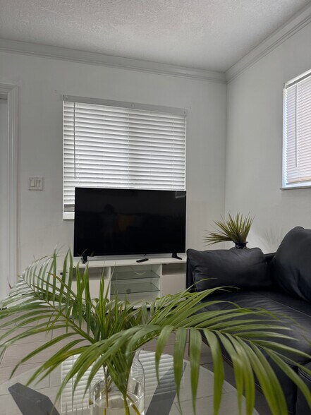 Building Photo - 1214 NE 5th Ter