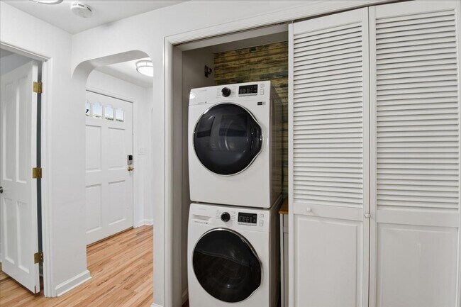 Building Photo - 3bd/1.75ba Shoreline Home