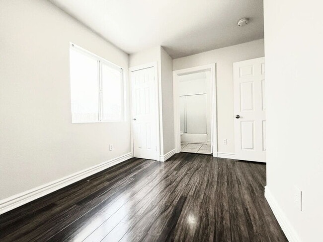 Building Photo - 844 W 54th St