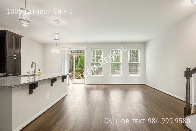 Building Photo - 1005 Lathrop Ln