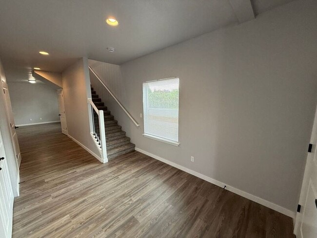 Building Photo - 875 Hickory St NE