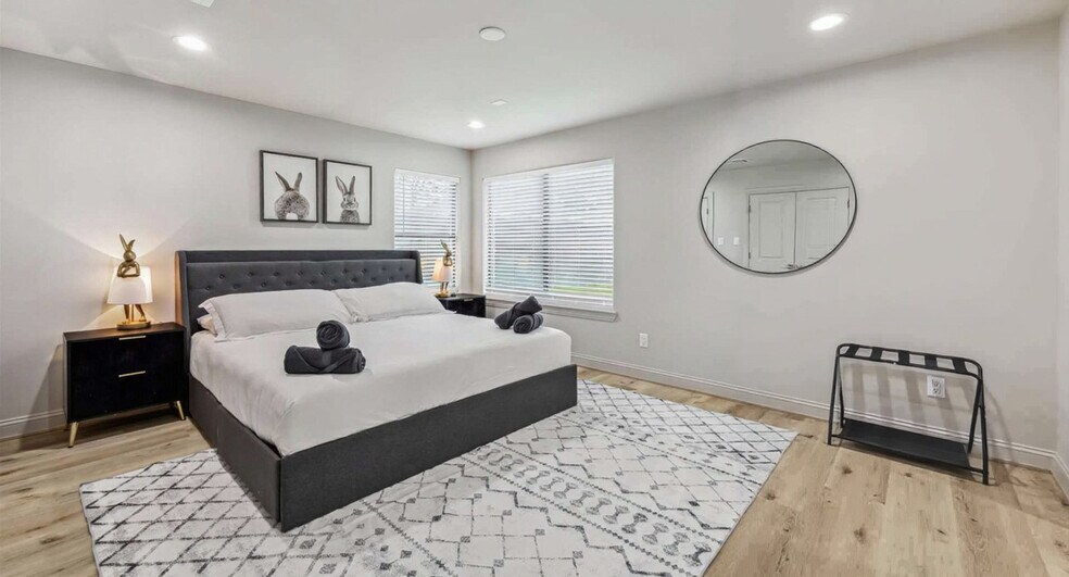 Building Photo - 5615 Cerritos Dr