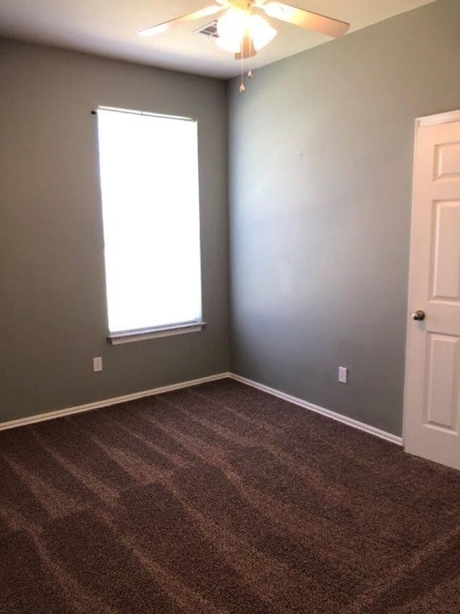 Building Photo - $200 off your move in by May 15th! Located in Edgewood Manor and in Mustang School District!, Nea...