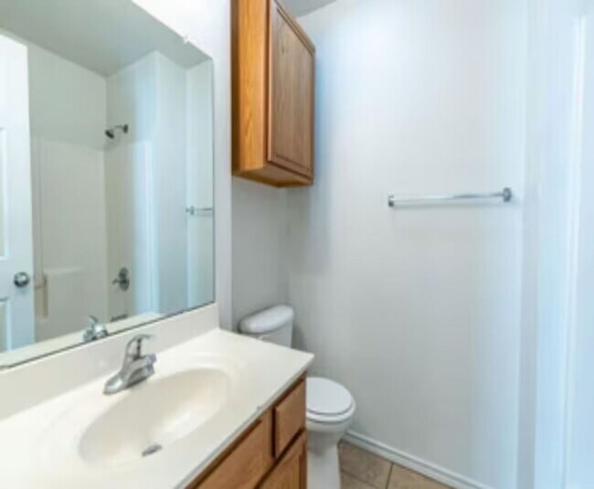 Building Photo - Available June 2026! 3 bed 2 bath 2 car garage