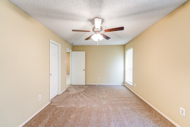Building Photo - 24206 Landing Way Dr