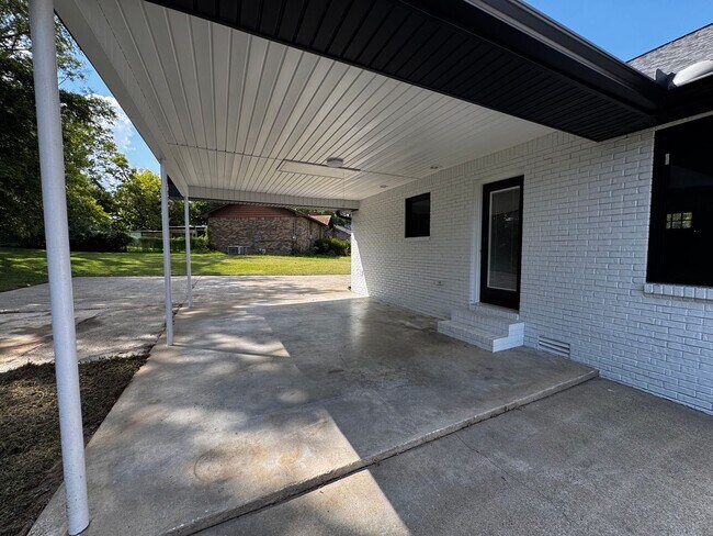 Building Photo - 925 Laurie Ln
