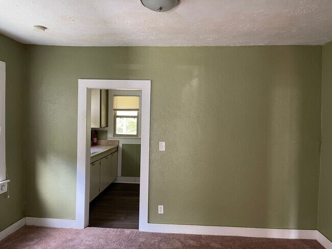 Building Photo - Super cute 2 bedroom home