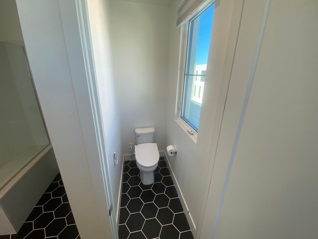 Building Photo - Modern Condo Living in the Heart of Alameda – Prime Location!