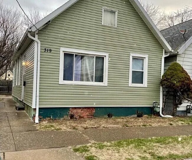Primary Photo - 319 Dexter St